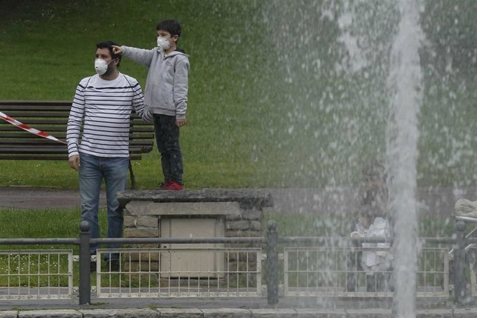 Archivo - Un niño junto a un adulto en el primer día en el que los menores de 14 años pudieron salir a la calle, en Bilbao 