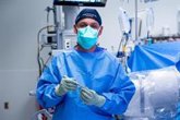 Foto: Un equipo neuroquirúrgico de EEUU realiza la primera cirugía personalizada de columna cervical anterior