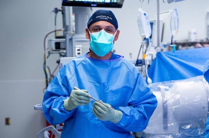 Joseph Osorio, neurocirurgião da UC San Diego Health (EUA), possui o primeiro implante de coluna cervical anterior totalmente personalizado do mundo, criado usando imagens avançadas, planejamento assistido por IA e impressão 3D.