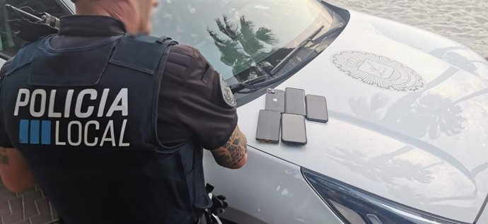 La Policía Local de Calvià recupera más 20 móviles robados en playas