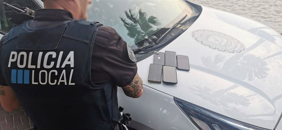 La Policía Local de Calvi recupera más 20 móviles robados en playas