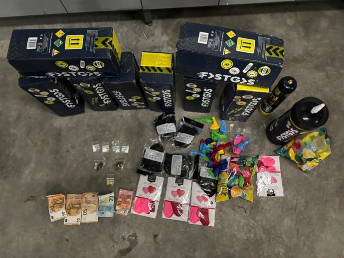 La Policía Local encontró diez bombonas de gas de la risa (óxido nitroso), dinero fraccionado, así como una dosis de éxtasis (MDMA), dos bolsitas de marihuana y cuatro de cocaína, que fueron intervenidas a un individuo en la zona de El Faro.