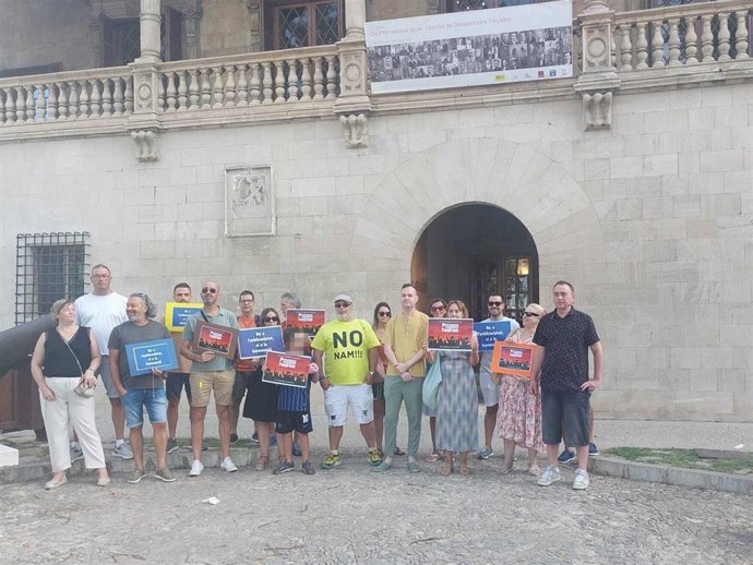 Una treintena de personas protestan contra la gestión de Educación en las adjudicaciones de plazas de docentes interinos