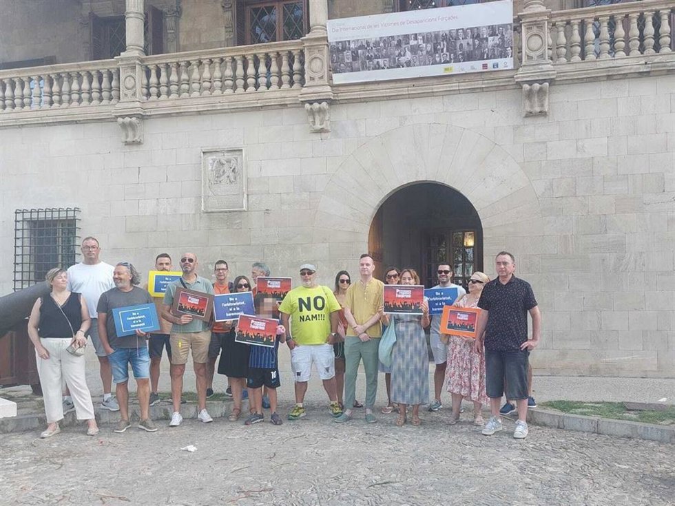 Una treintena de personas protestan contra la gestión de Educación en las adjudicaciones de plazas de docentes interinos