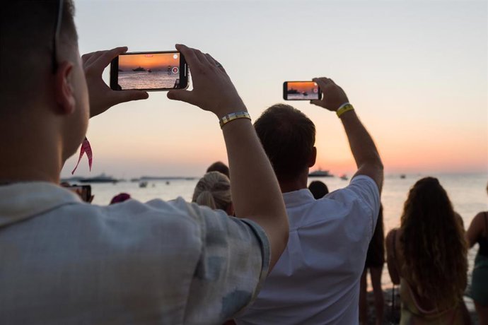 Archivo - Grupos de personas fotografían el atardecer en Ses Variades, a 10 de agosto de 2022, en Ibiza, Baleares (España).