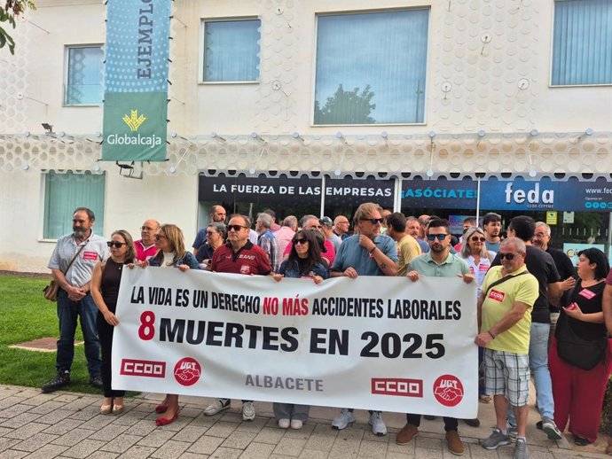 Los sindicatos se concentran frente a la patronal en Albacete tras la muerte de cinco trabajadores en agosto