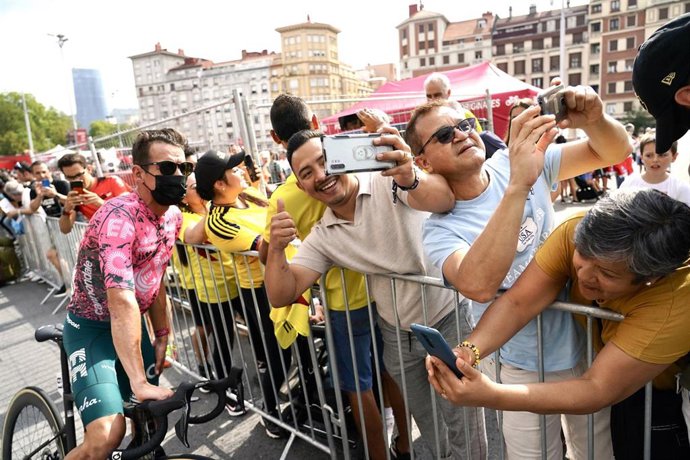 Archivo - Varias personas se hacen un selfie con un ciclista durante la salida de la sexta etapa de La Vuelta Ciclista a España 2022. 