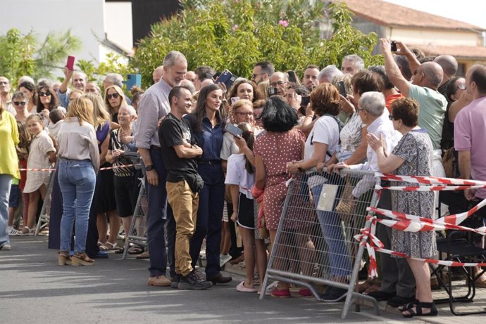 Los Reyes de España visitan Rebollar (Cáceres) para mostrar su apoyo a los afectados por los incendios del verano 2025