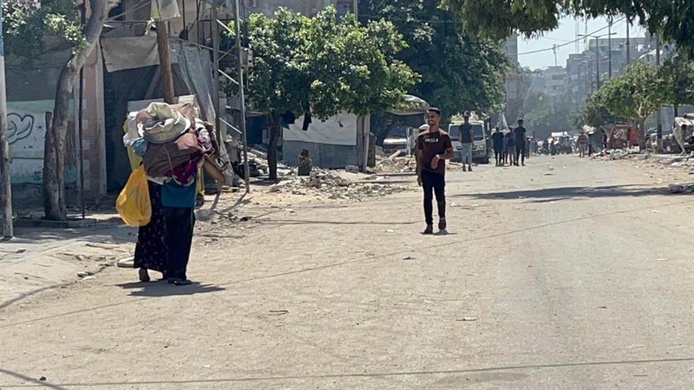 Palestinos abandonan la ciudad de Gaza tras las órdenes de evacuación emitidas por Israel después de anunciar planes para una ofensiva a gran escala para tomar el control de la localidad, en el norte de a Franja de Gaza