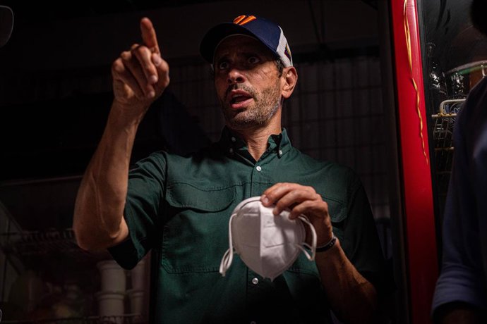 Archivo - 30 de junho de 2021, Naguanagua, Carabobo, Venezuela: Henrique Capriles fala com alguns comerciantes durante uma visita ao município de Naguanagua, no estado de Carabobo, Venezuela.