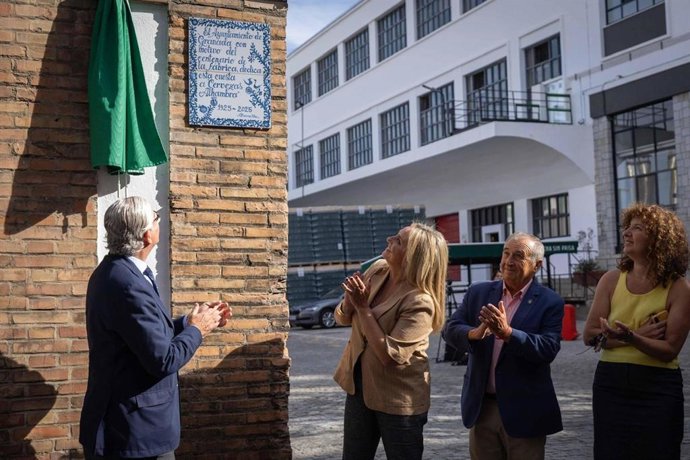 La alcaldesa de Granada, Marifrán Carazo, en el centro en la imagen, ha asistido al acto de nombramiento simbólico de la cuesta de Cervezas Alhambra