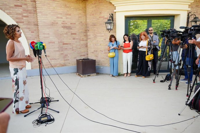 La vicepresidenta primera del Gobierno y ministra de Hacienda, María Jesús Montero, atiende a los medios de comunicación. A 29 de agosto de 2025 en Sevilla, Andalucía (España). La vicepresidenta primera del Gobierno y ministra de Hacienda, María Jesús Mon