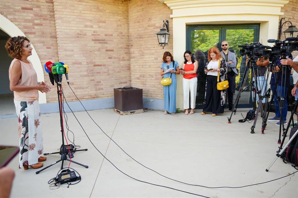 La vicepresidenta primera del Gobierno y ministra de Hacienda, María Jesús Montero, atiende a los medios de comunicación. A 29 de agosto de 2025 en Sevilla, Andalucía (España). La vicepresidenta primera del Gobierno y ministra de Hacienda, María Jesús M