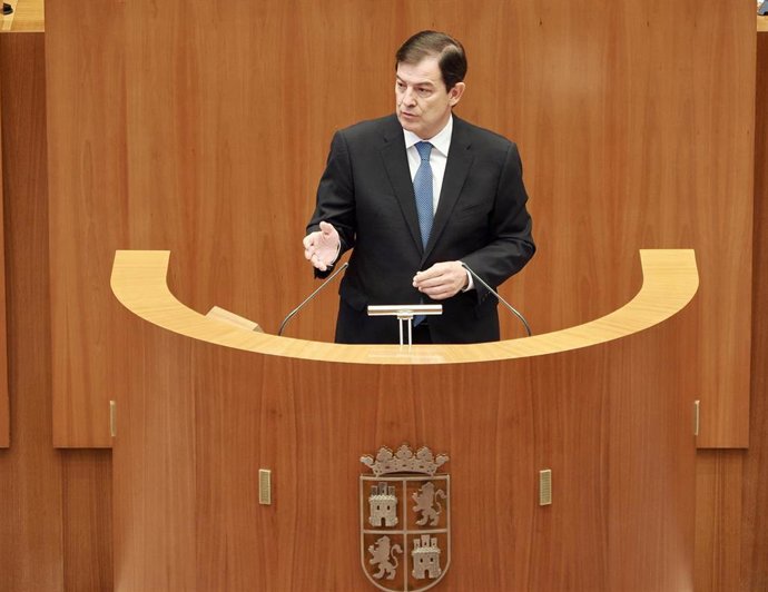 El presidente de la Junta, Alfonso Fernández Mañueco, comparece ante el Pleno de las Cortes para informar sobre los incendios forestales en la Comunidad.