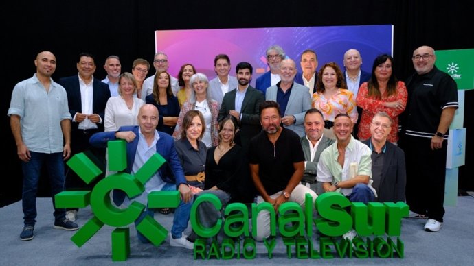 Foto de familia de los periodistas que participarán esta temporada en Canal Sur Radio.