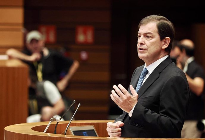 El presidente de la Junta, Alfonso Fernández Mañueco, comparece ante el Pleno de las Cortes para informar sobre los incendios forestales en la Comunidad.