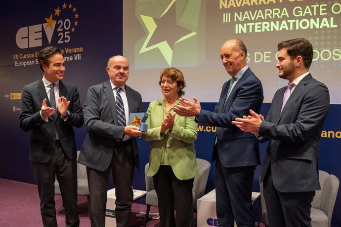 El vicepresidente del Banco Central Europeo, Luis de Guindos, recibe el III Premio Internacional Puerta de Europa en la última jornada de los VII Cursos Europeos de Verano que se celebran en Pamplona.