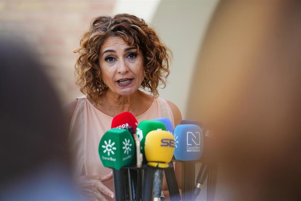 La vicepresidenta primera del Gobierno y ministra de Hacienda, María Jesús Montero, atiende a los medios de comunicación. A 29 de agosto de 2025 en Sevilla, Andalucía (España). La vicepresidenta primera del Gobierno y ministra de Hacienda, María Jesús M