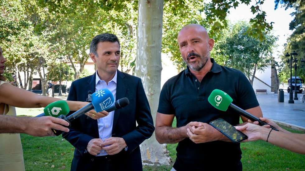 El vicesecretario de Educación e Igualdad del PP, Jaime de los Santos, atendiendo a los medios