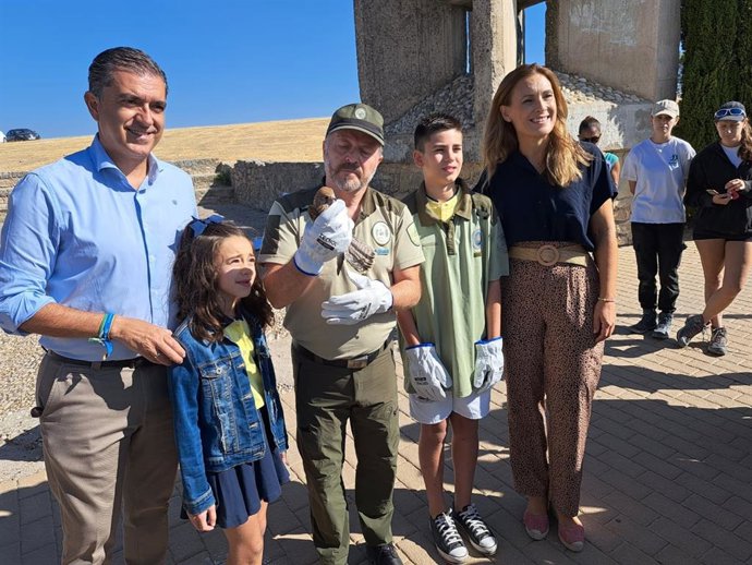 Suelta de uno de los ejemplares recuperados en el CREA Quiebrajano.