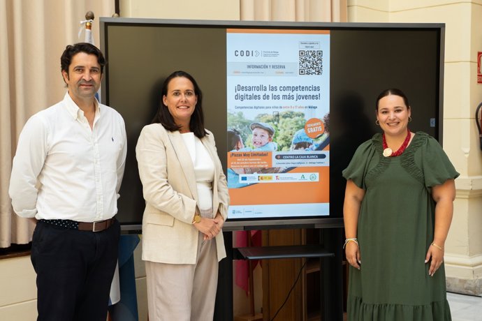 La concejala delegada de Juventud, Mercedes Martín, junto a la directora general de operaciones de Mainjobs, María Jaimez, y el mánager del proyecto CODI, Salvador Torres, informan sobre los cursos