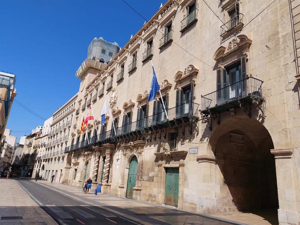 Archivo - Fachada del Ayuntamiento de Alicante
