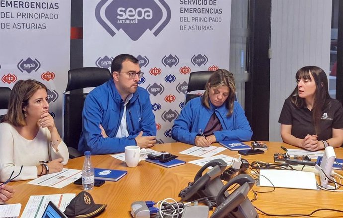 El presidente del Principado, Adrián Barbón,, en la reunión del Centro de Coordinación Operativa Integrado (Cecopi) en La Morgal (Llanera).