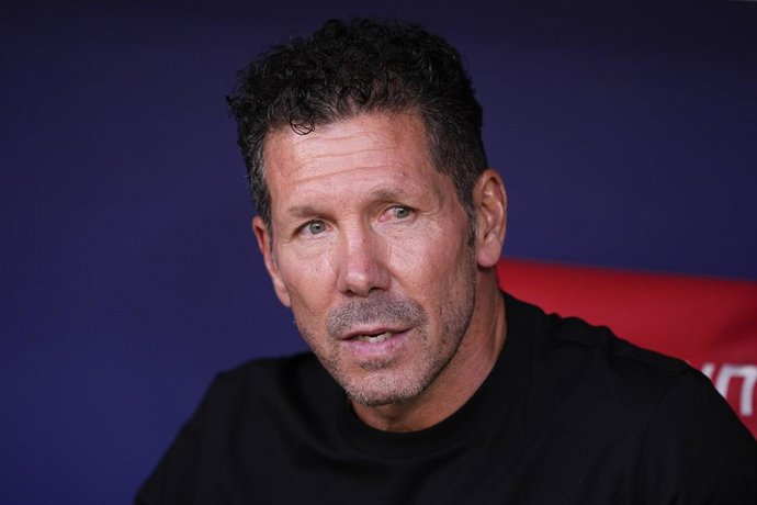 Diego Simeone, técnico do Atlético de Madrid, observa durante a partida de futebol da Liga Espanhola, LaLiga EA Sports, disputada entre o Atlético de Madrid e o Elche CF no estádio Riyadh Air Metropolitano em 23 de agosto de 2025, em Madri, Espanha.