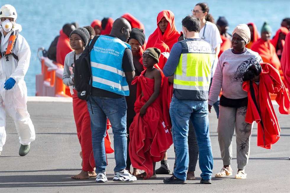Archivo - Agentes de los equipos de emergencia atienden a los migrantes en el muelle de Arrecife.