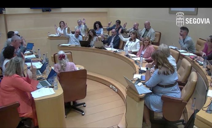 Ayuntamiento de Segovia estudiará una tasa para autobuses turísticos y recuperará kioskos de prensa para nuevos usos.