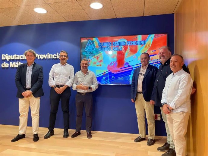 El diputado provincial de Deportes, Juan Rosas, junto al delegado de Turismo, Cultura y Deporte de la Junta de Andalucía, Carlos García;  un representante de Cañete la Real; el vicepresidente de la Real Federación Andaluza de Fútbol, entre otros.