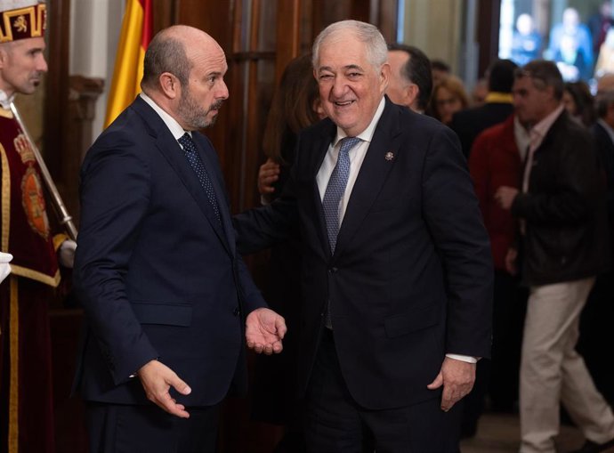 Archivo - El presidente del Senado, Pedro Rollán (i), recibe al presidente del Tribunal Constitucional, Cándido Conde-Pumpido (d), a su llegada al acto de homenaje a la Constitución, en el Congreso de los Diputados, a 6 de diciembre de 2023, en Madrid (Es