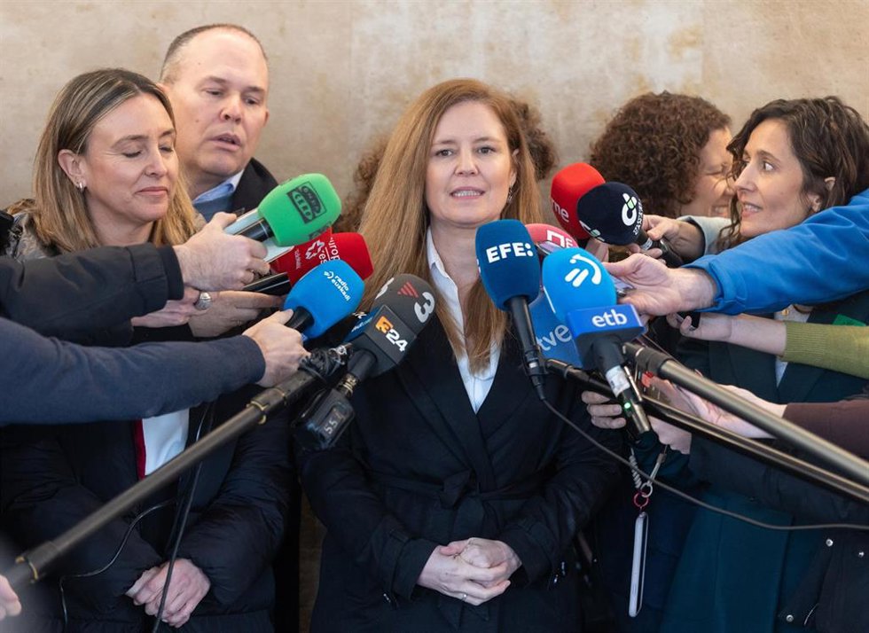 Archivo - La consejera de Madrid, Ana Davila, atiende a los medios a su salida de la XIII Conferencia Sectorial de la Inmigración, en la sede del Ministerio, a 17 de marzo de 2025, en Madrid (España). 