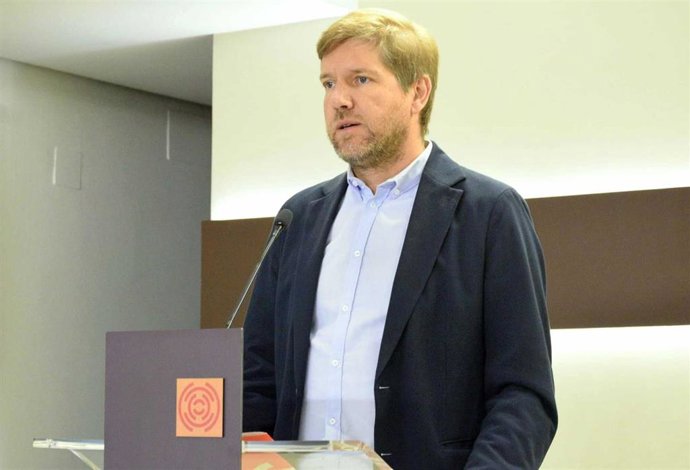 El diputado socialista Marcel Iglesias en la rueda de prensa de este viernes en la sala de prensa de las Cortes.