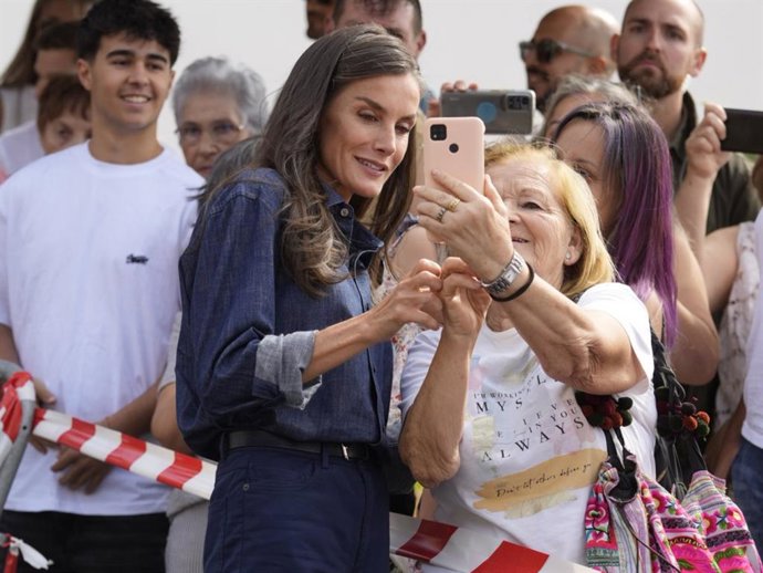 La Reina Letizia durante su visita al valle del Jerte, zona afectada por los incendios en Rebollar, Cáceres