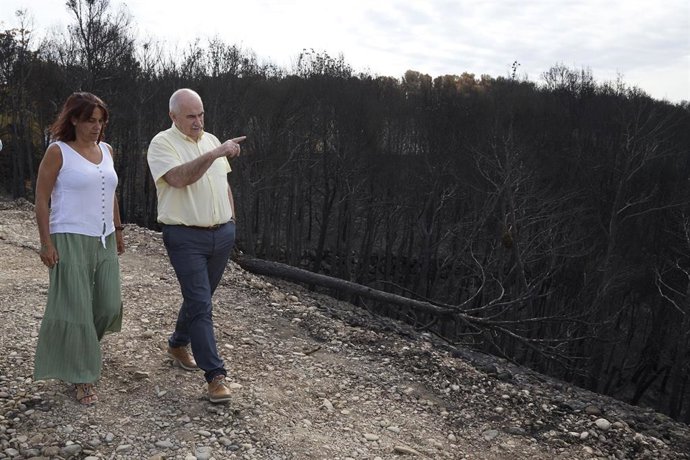 El consejero de Desarrollo Rural y Medio Ambiente del Gobierno de Navarra, José Mª Aierdi, y la alcaldesa de Carcastillo, Olaia Fraile, visitan las zonas más afectadas por el incendio que se registró este mes en la localidad.