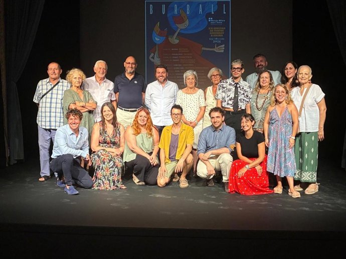 El regidor de Cultura del Ayuntamiento de Palma, Javier Bonet, junto a las compañías que actuarán en el Mar i Terra