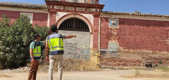 Agentes de la Policía Nacional en las inmediaciones de la Hacienda Ibarburu en Dos Hermanas (Sevilla).