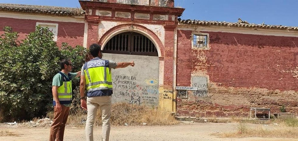 Agentes de la Policía Nacional en las inmediaciones de la Hacienda Ibarburu en Dos Hermanas (Sevilla).