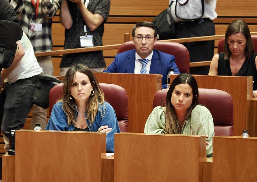 Las procuradorasdelPSOE Patricia Gómez y Nuria Rubio durante el Pleno de las Cortes 