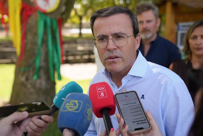 El secretario general del PSOE de Extremadura, Miguel Ángel Gallardo, atiende a los medios durante su visita a la Feria Rayana de Moraleja (Cáceres)