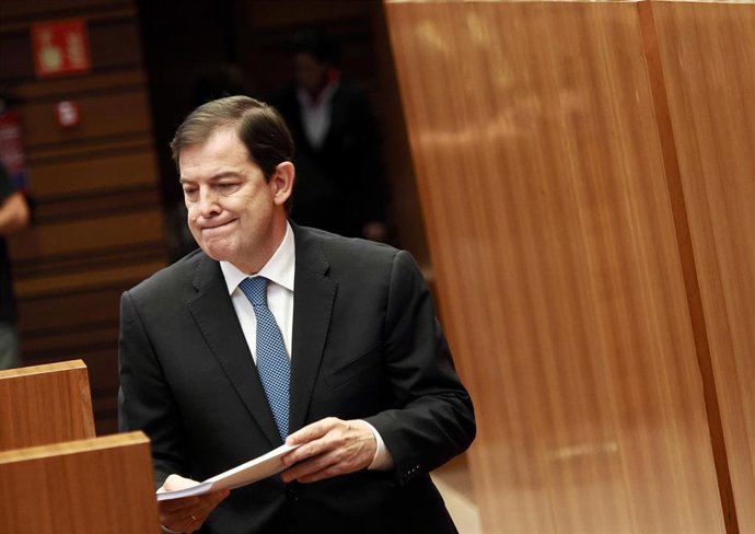 El presidente de la Junta, Alfonso Fernández Mañueco, comparece ante el Pleno de las Cortes para informar sobre los incendios forestales en la Comunidad.