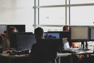 Recurso de empleados en la oficina trabajando delante del ordenador