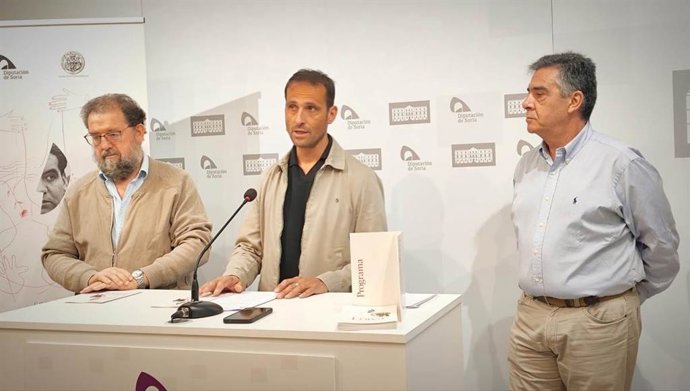 De izda a dcha, Jesús Rubio, Enrique Rubio y Emilio Ruiz detallan el congreso dedicado a Lorca en Soria.
