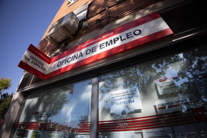 Archivo - Fachada de una oficina de empleo.