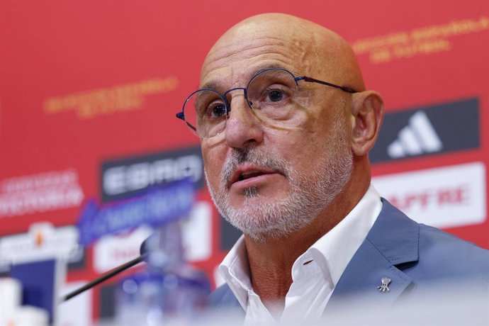 O técnico da seleção Luis de la Fuente em uma coletiva de imprensa.