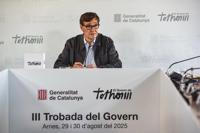 El presidente de la Generalitat, Salvador Illa, en su intervención inicial durante la III Trobada del Govern en Arnes (Tarragona)