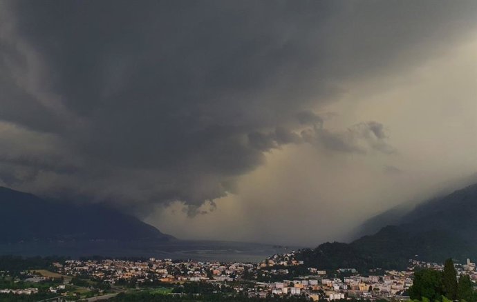 Tempestade de supercélulas. Uma tempestade supercélula sobre o Lago Maggiore, fotografada de Locarno Monti.