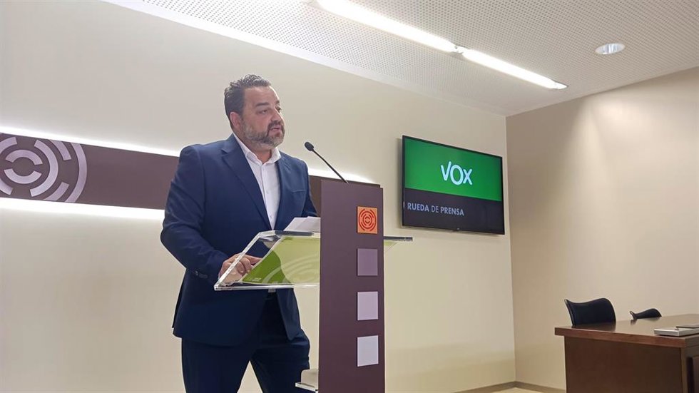 El diputado de Vox en las Cortes David Arranz durante la rueda de prensa de este viernes en el Palacio de la Aljafería.