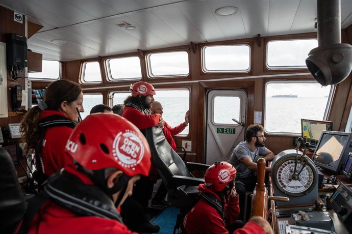 Archivo - Miembros de la tripulación del barco Open Arms participan en las labores de búsqueda de víctimas tras la DANA de Valencia.